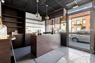 Op zoek naar een eigendom waar wonen, werken en ondernemen perfect gecombineerd kunnen worden, of naar een pand dat u volledig naar uw eigen wensen kunt omvormen? Deze veelzijdige handelswoning op een commerciële locatie in Roeselare biedt bijzonder veel mogelijkheden.<br /><br />Het gelijkvloers deed tot op heden dienst als wellness en is momenteel ingericht met twee massageruimtes, een bubbelbad, hammam en sauna. Daarnaast beschikt het over een afzonderlijke bureauruimte en praktische berging met technische installaties. De bestaande wellnessinrichting is echter slechts één van de mogelijke invullingen. Dankzij de beschikbare ruimte en commerciële ligging leent het pand zich uitstekend voor tal van andere handels- of beroepsactiviteiten, zoals een praktijk, kantoor, schoonheids- of kapsalon, showroom, vrij beroep of andere dienstverlening.<br /><br />Wie geen commerciële activiteit wenst uit te oefenen, kan het pand ook vanuit een volledig residentieel perspectief bekijken. Mits de nodige aanpassingen en vergunningen kan het geheel worden omgevormd tot een ruime privéwoning, waarbij het gelijkvloers extra leefruimte, slaapkamers, hobbyruimte, bureau of andere functies kan krijgen.<br /><br />Op de verdieping bevindt zich het huidige woongedeelte met een aangename leefkeuken en slaapkamer. Via een vaste trap bereikt u de ruime zolderverdieping, waar de mogelijkheid bestaat om nog twee bijkomende kamers te creëren.<br /><br />Een extra troef is de private parkeergelegenheid voor 4 à 5 wagens, ideaal voor klanten of medewerkers, maar evenzeer een grote meerwaarde bij volledig privégebruik.<br /><br />De grote sterkte van deze eigendom is dan ook haar flexibiliteit: de bestaande wellness verderzetten, een volledig nieuwe handelsactiviteit starten, wonen en werken onder één dak combineren of het geheel omvormen tot een ruime gezinswoning. Eén pand, tal van mogelijkheden en vooral heel wat potentieel voor de toekomst.<br /><br />Benieuwd naar deze veelzijdige eigendom? Neem contact op voor meer informatie of een bezoek ter plaatse en ontdek zelf alle mogelijkheden die dit pand te bieden heeft.