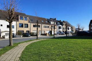 Goed onderhouden en ruime woning (bel-étage) met garage, tuin en terras te Knokke. Centraal gelegen op korte afstand van de Lippenslaan...