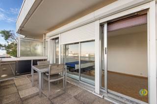 Ce studio est situé à Evere, au 9e et dernier étage d'un grand immeuble. Un ascenseur dessert les 8 étages. Le studio dispose d'un espace de...