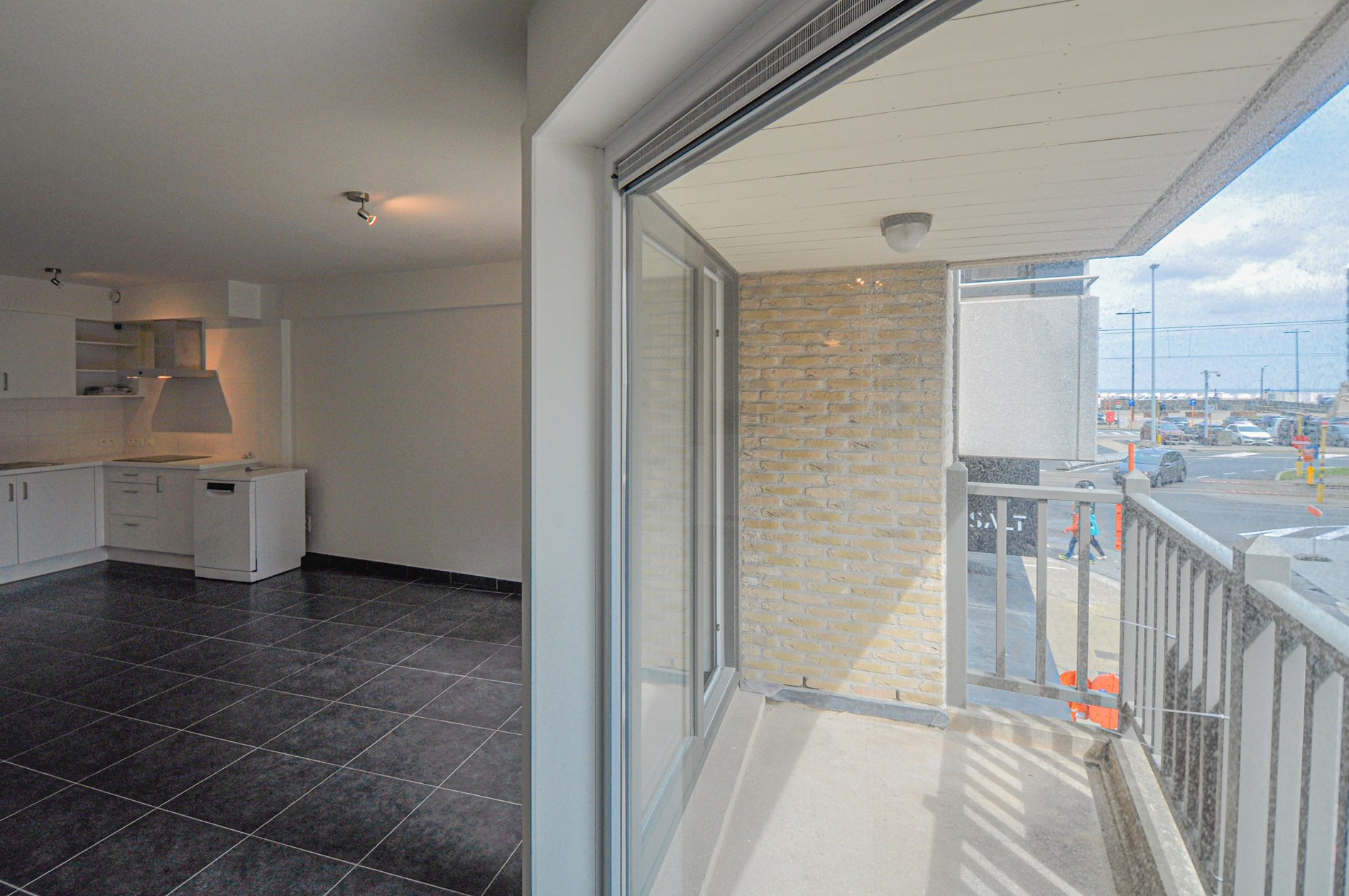 Centraal gelegen appartement met zijdelings zeezicht in het commercieel centrum. - foto 5