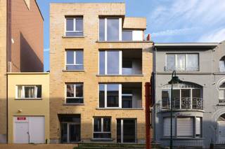 Op een centrale ligging bieden we een kleiner appartementsgebouw aan bestaande uit vier één-slaapkamer appartementen die momenteel in een...