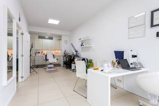 Bent u op zoek naar een goed gelegen handelsgelijkvloers/kantoorruimte? Dan stellen we u graag uw toekomstige locatie voor! Ideaal als kantoorruimte, atelier of voor een kleine zelfstandige activiteit, ... <br /><br />Indeling<br />U komt binnen in de inkomhal (23m²). Vooraan bevindt er zich de eerste praktijkruimte (27m²) met een kitchenette bestaande uit kasten en een dubbele spoelbak. Centraal vindt u een apart toilet met handenwasser en een keuken. De keuken bestaat uit kasten, een dubbele spoelbak, kookplaat, koelkast en een aansluiting voor een vaatwasser. Achteraan is er nog een polyvalente ruimte (15m²) dewelke ideaal kan zijn als vergaderruimte, praktijkruimte of stockageruimte. Verder is er nog een badkamer (6m²) met inloopdouche, toilet, enkele lavabo en een handdoekradiator. <br /><br />Pluspunten:<br />- Centrale ligging: nabij invalswegen, openbaar vervoer, winkels, ...<br />- Ideaal als kantoor of vrij beroep<br />- Momenteel verhuurd aan een tandarts aan € 1.100 excl. BTW (incl. vaste kosten) per maand (incl. vaste kosten). <br /><br />Voor meer informatie of een bezichtiging kan u One vastgoed bereiken op volgend nummer 03 360 85 30.