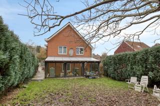 "Doe een bod vanaf" Ontdek deze ruime en lichtrijke gezinswoning gelegen in de Kattebroekstraat 17 te — een ideale thuisbasis voor wie comfortabel wil wonen op een strategische en gegeerde locatie.<br /><br />Deze woning onderscheidt zich in de eerste plaats door haar uitzonderlijke ruimteaanbod. Met maar liefst vijf volwaardige slaapkamers biedt ze tal van mogelijkheden: grote gezinnen vinden hier moeiteloos hun plaats, maar ook wie een thuiskantoor, hobbyruimte of logeerkamer wenst, kan dit perfect integreren. De indeling is functioneel en doordacht, met een aangename flow tussen de verschillende leefruimtes.<br /><br />Daarnaast beschikt de woning over twee badkamers, wat het dagelijkse comfort aanzienlijk verhoogt. Geen ochtenddrukte meer: elk gezinslid geniet van voldoende privacy en gebruiksgemak. Dit maakt de woning niet alleen praktisch, maar ook toekomstgericht.<br /><br />De ligging is zonder meer een absolute troef. Gelegen in een rustige straat en toch op een boogscheut van winkels, scholen, openbaar vervoer en belangrijke invalswegen, combineert deze woning het beste van twee werelden: een aangename woonomgeving met een uitstekende bereikbaarheid. Ideaal voor wie de rust van een residentiële buurt wil koppelen aan een vlotte verbinding richting Brussel en omliggende gemeenten.<br /><br />Hoewel de woning een renovatieplicht heeft, biedt dit net een uitgelezen kans voor kopers. Met gerichte ingrepen zoals extra dakisolatie, plafond kelder isoleren en optimalisatie van de verwarmingsinstallatie kan de EPC-score relatief eenvoudig en budgetvriendelijk verbeterd worden naar label D of zelfs C.<br /><br />Kortom, deze woning biedt ruimte, comfort en een toplocatie — een unieke kans voor wie op zoek is naar een kwalitatieve gezinswoning in een aantrekkelijke omgeving. Een bezoek zal u ongetwijfeld overtuigen.<br /><br />👉 Interesse?<br />Contacteer Nils via dilbeek@weinvest.be voor meer informatie