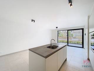 <p>Gelegen in het project Mench in Schaarbeek combineert deze nieuwbouwwoning ruimte, comfort en moderniteit in een rustige en groene woonomgeving.</p>
<p>Het project is georganiseerd rond een grote gemeenschappelijke aangelegde tuin en biedt tegelijk een uitstekende bereikbaarheid dankzij de nabijheid van openbaar vervoer, winkels en grote verbindingswegen.</p>
<p>De woning bestaat op het gelijkvloers uit een ruime en lichtrijke leefruimte met een open, volledig uitgeruste keuken, met toegang tot een buitenruimte. Een wasruimte en een gastentoilet vervolledigen dit niveau.</p>
<p>Op de verdieping vindt u drie comfortabele slaapkamers, waarvan één met balkon, evenals twee moderne badkamers. Een ideale woning voor een gezin dat op zoek is naar een nieuw, duurzaam en goed gelegen huis.</p>
<p>De energieprestaties zijn uitstekend met een EPC A, dankzij geavanceerde technische voorzieningen: warmtepomp, zonnepanelen, ventilatiesysteem met dubbele flux, vloerverwarming, kwaliteitsvolle materialen en verzorgde afwerkingen. Lage provisies. Onmiddellijk beschikbaar. Mogelijkheid om een parkeerplaats te huren tegen meerprijs (met of zonder laadpaal). Oppervlaktes worden ter indicatie opgegeven.<br /><br /></p>
<p>Indeling:</p>
<ul>
<li>Entreehal</li>
<li>Toilet</li>
<li>Wasruimte</li>
<li>Woonkamer met volledig ingerichte keuken</li>
</ul>
<p>Eerste verdieping</p>
<ul>
<li>Slaapgedeelte</li>
<li>Toilet</li>
<li>Badkamer</li>
<li>3 slaapkamers</li>
<li>Doucheruimte</li>
</ul>