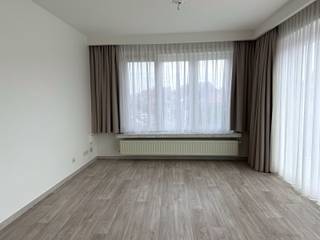 Centraal gelegen appartement met twee slaapkamers.<br /><br />Indeling en omschrijving:<br />U betreedt het appartement via de woonkamer met vooraan het terras. De keuken is uitgerust met boven- en onderkasten, spoelbak, kookvuur, dampkap en oven. Hiernaast de berging met aansluitingen voor wasmachine en droogkast. Verder beschikt het appartement over twee slaapkamers, badkamer met toilet, lavabo met meubel en douche. Langs de achterzijde van het gebouw is er een garagebox aanwezig. <br /><br />Extra info: geen verdere gemeenschappelijke kosten I <span>EPC 204 kWh/ (m² jaar) label C I watertoets: P-score: A I G-score: A.</span>