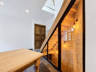 We Invest a le plaisir de vous proposer cette magnifique maison entièrement rénovée, idéalement située à proximité immédiate du centre de Soignies, des commerces, des écoles et de la gare. Un emplacement privilégié permettant de profiter pleinement de toutes les commodités du quotidien tout en bénéficiant d’un cadre de vie agréable.<br /><br />Le rez-de-chaussée se compose d’une lumineuse pièce de vie ouverte sur une cuisine équipée, offrant un espace convivial et fonctionnel. Celle-ci donne accès à une agréable terrasse sans aucun vis-à-vis, idéale pour profiter des beaux jours en toute tranquillité.<br /><br />À l’étage, vous découvrirez une superbe chambre particulièrement lumineuse ainsi qu’une salle de douche intégrée, aménagée avec goût pour un confort optimal.<br /><br />Cette habitation développe une superficie habitable d’environ 55 m² et constitue une opportunité idéale pour une première acquisition, un investissement ou toute personne à la recherche d’un bien ne nécessitant aucun travaux.<br /><br />Au niveau technique, le bien bénéficie d’un excellent PEB B (20260607009467), d’une installation électrique conforme ainsi que de châssis récents assurant un bon confort énergétique.<br /><br />Informations &amp; visites : 0475/66.46.52 — jeremy.p@weinvest.be<br /><br />Faire offre à partir de 175.000 €, sous réserve d’acceptation du propriétaire.