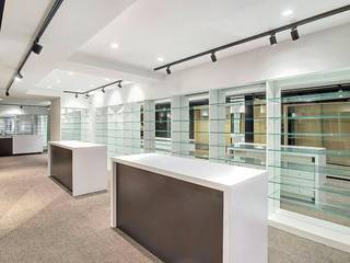 This recently renovated commercial property for sale is located in Galerij De Meester and consists of two floors. Thanks to the large glass panels, you can enjoy a lot of visibility. This unique business property is highly visible from the main shopping street, the Ooststraat, and is also easily accessible via Roeselare's Grote Markt. <br /><br />This commercial property for sale has an area of approximately 238 m² and is located in the center of Roeselare.<br /><br />Specifications:<br /><br />- heating on radiators via gas<br /><br />- air conditioning<br /><br />- recently renewed<br /><br />Layout:<br /><br />Ground floor: open commercial space with lots of light<br /><br />Floor:<br /><br />- several separate treatment rooms or offices<br /><br />- kitchenette<br /><br />- sanitary<br /><br />This commercial property for sale in the center of Roeselare may be subject to the renovation obligation imposed by the Flemish government for non-residential buildings. For more information about this, please consult the website of the Flemish Energy and Climate Agency. Please contact the file manager for additional information about this building.<br /><br />Are you looking for commercial real estate consisting of commercial property for sale in Roeselare? Do not hesitate to contact us on 051 21 22 23.<br /><br />
