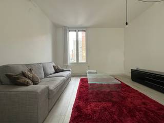 <p>Quares - TREVI Groep presenteert :<br />Ruim en lichtrijk gemeubeld triplex appartement in het historische hart van Antwerpen.<br /><br />Ontdek dit prachtig gerenoveerde en volledig gemeubelde triplex appartement, gelegen in een rustige straat midden in het historische centrum van Antwerpen. Hier geniet u van een unieke combinatie van absolute rust en een uiterst centrale ligging, op wandelafstand van alles wat de stad te bieden heeft.<br /><br />Via de trap bereikt u de eerste verdieping, waar een ruime inkomhal u verwelkomt. Aansluitend bevindt zich de royale eetruimte met open, volledig geïnstalleerde keuken, uitgerust met vaatwasser, koelkast met diepvries, oven en kookplaat. Dankzij de hoge plafonds en grote raampartijen baadt deze verdieping in natuurlijk licht, wat het gevoel van ruimte nog versterkt.<br /><br />Op de tweede verdieping bevindt zich de bijzonder aangename en lichtrijke woonkamer, evenals een apart toilet en een comfortabele badkamer met twee wastafels, bad en douche. Hier zijn ook een wasmachine en droogkast van Bosch diskreet weggeborgen.<br /><br />De derde verdieping herbergt een gezellige slaapkamer van 15 m², die dankzij de indeling en het doorlopende karakter van het triplex een aangenaam en ruimtelijk gevoel biedt.<br /><br />Dit appartement onderscheidt zich door zijn genereuze volumes, hoge plafonds en overvloedige lichtinval, wat zorgt voor een open en luchtige woonbeleving.<br /><br />Gelegen in de geliefde Modebuurt, bevindt u zich op enkele stappen van de Groenplaats, de Meir en de Grote Markt, met tal van restaurants, cafés en winkels in de directe omgeving — en toch in een verrassend rustige straat.<br /><br />Een ideale woonplek voor wie comfortabel en stijlvol wil wonen in het bruisende centrum, zonder in te boeten aan rust en ruimte.<br /><br />Lasten: 200 €/maand voor water, gas en elektriciteit</p>