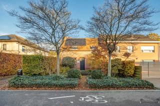 Charmante halfopen woning op 10a49 met 3 slaapkamers, bureel en ruime tuinIn een rustige, groene straat in Halle-Zoersel bevindt zich deze...