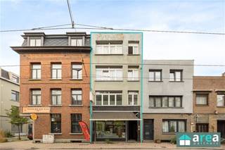 <h3><span>Investeringskans met rendement – Opbrengsteigendom in de Provinciestraat (Kievitwijk, Antwerpen)</span></h3><h3><span> </span></h3><p><span>In de bruisende </span><span>Kievitwijk</span><span>, in het hart van de </span><span>Provinciestraat</span><span>, bieden wij deze interessante </span><span>opbrengsteigendom</span><span> aan met </span><span>vier verhuurde entiteiten</span><span>:<br />één </span><span>commerciële ruimte (±75 m²)</span><span>, momenteel uitgebaat als slagerij, en </span><span>drie bovenliggende appartementen</span><span> van telkens ±45 m².</span></p><p><span>De locatie is een absolute troef: op wandelafstand van het </span><span>Centraal Station</span><span>, het </span><span>Mediaplein</span><span> en het </span><span>Antwerpse stadscentrum</span><span>. Deze buurt staat bekend om haar </span><span>levendige handelsactiviteit</span><span>, </span><span>hoge passage</span><span> en </span><span>stabiele huurmarkt</span><span>, wat dit pand tot een </span><span>zekere en rendabele investering</span><span> maakt.</span></p><p><span> </span></p><p><span>Rendement:</span></p><ul><li><span>Huidig: 3,89% – €2.150/maand (excl. handelsruimte)</span></li><li><span>Potentieel: 6,15% – €3.400/maand (incl. handelsruimte)</span></li></ul><p><span> </span></p><p><span>Troeven:</span></p><ul><li><span>Centrale commerciële ligging met uitstekende zichtbaarheid</span></li><li><span>Zelden leegstand – vaste huurders</span></li><li><span>Aparte meters voor gas en elektriciteit (water gemeenschappelijk)</span></li><li><span>Degelijk gebouw, goed onderhouden</span></li></ul><p><span> </span></p><p><span>Indeling:</span></p><ul><li><span>Gelijkvloers (EPC D):</span><span> winkel, keuken, koelcel, berging, toilet</span></li><li><span>1e verdiep (EPC C – 237):</span><span> living, keuken, slaapkamer, badkamer</span></li><li><span>2e verdiep (EPC C – 248):</span><span> living, keuken, 2 slaapkamers, badkamer</span></li><li><span>3e verdiep (EPC D – 339):</span><span> living, keuken, slaapkamer, badkamer</span></li></ul><p><span> </span></p><p><span>Interesse?</span><span><br />Contacteer </span><span>Area Partners</span><span> – info@area.be | 03 284 60 60</span></p><p><span> </span></p>