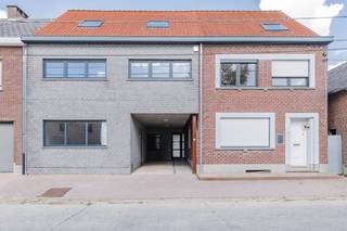 Te Erwetegem, op een perceel van 806 m², vinden we deze woning met aangebouwde handelsruimte of eventueel uitgebreid leefgedeelte (co-housing). De totale bewoonbare oppervlakte is een royale 363m² en dit zonder zolder of kelder! U beschikt hier over een woonhuis met een ruime leefruimte en open keuken, alsook een bureel, toilet, badkamer en wasplaats. Op het verdiep zijn er 3 slaapkamers en een vaste trap naar de zolder onder het nieuwe dak! Het linkse gedeelte is nieuw gebouwd in 2011 en omvat een winkelruimte en op het verdiep een vergaderruimte en vaste trap naar een afgewerkte zolder. Achter de woning vinden we een ruim terras en een grote tuin. Er is 1 overdekte parkeerplaats voorzien vooraan. Bijzonder ruime eigendom met minimale kosten! Voor meer inlichtingen of een bezoek, contacteer Veronique 0483/676579