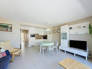 Appartement bien entretenu à louer avec deux chambres, salles de bains et salon avec vue sur la mer situé sur Zouavenplein et à proximité de la rue commerçante de Koksijde.<br /><br />MISE EN PAGE :<br />> Quatrième étage :<br />- Hall d'entrée avec toilettes invités ;<br />- Salon spacieux avec cuisine ouverte et vue sur la mer ;<br />- Cuisine équipée de tous les appareils nécessaires ;<br />- Local de rangement avec raccordement pour machine à laver ;<br />- Chambre 1 ;<br />- Chambre 2 ; <br />- Salle de bain avec douche et lavabo<br /><br />> Sous-sol :<br />- Rangement au sous-sol.<br /><br />AVANTAGES :<br />- Emplacement idéal ;<br />- Près de la mer et de la rue commerçante de Koksijde ;<br />- Deux chambres complètes ;<br /><br /><br />Coûts communs : + €50, -/mois <br />Disponible immédiatement<br /><br />Êtes-vous intéressé par cette propriété à louer à Koksijde ? Rendez-vous sur le site www.dewaele.com, cliquez sur le bien que vous souhaitez louer. À l'aide du bouton rouge « demandez votre visite », nous vous demandons de remplir brièvement un profil. Ensuite, nous vous contacterons pour une visite. Les rendez-vous ne peuvent pas être pris par téléphone.<br />