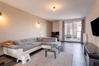 Appartement récent et très spacieux (113m²) à vendre à Poelkapelle. L'appartement dispose d'un très grand garage, de 2 terrasses et de 2 chambres. Aussi intéressant comme investissement ! L'appartement est très économe en énergie et possède un label énergétique A. <br /><br />La propriété se compose de : <br />Rez-de-chaussée : garage XL avec portail sectionnel (30m²) - Rangement privé. <br /><br />Étage +2 : Hall d'entrée spacieux avec toilettes séparées - Espace de vie avec terrasses avant et arrière - Cuisine équipée de tout le confort nécessaire - Salle de rangement/buanderie attenante - 2 chambres spacieuses - Salle de bain avec baignoire, douche et lavabo. <br /><br />GÉNÉRAL : <br />- Année de construction 2006 <br />- Label A EPC <br />- XL Garage dans le prix ! <br />- Intéressant comme investissement ! <br />- 2 belles terrasses (avant et arrière) <br /><br /><br />Registre des mesures: non