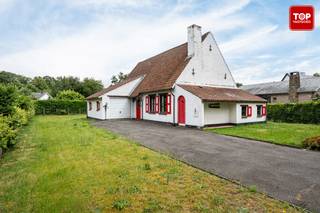 <p>Charmante hoeve met karakter op een toplocatie in Drongen<span></span></p>
<p>In een bijzonder rustige en gegeerde woonwijk in Drongen bevindt zich deze authentieke hoeve boordevol charme en karakter. <br /><br />Gelegen op een perceel van 924 m² biedt deze eigendom een unieke kans voor wie op zoek is naar een karaktervolle woning die volledig naar eigen smaak kan worden gerenoveerd. <br /><br />Bovendien geniet u van een uitstekende ligging, op korte afstand van scholen, winkels en belangrijke invalswegen.</p>
<p>De woning beschikt momenteel over twee slaapkamers en een inpandige garage. <br /><br />Daarnaast biedt de ruime zolder tal van mogelijkheden en kan deze, mits de nodige aanpassingen, worden ingericht als één of meerdere extra slaapkamers. <br /><br />Dankzij de authentieke elementen en de solide constructie vormt deze hoeve het ideale vertrekpunt voor een stijlvolle renovatie waarbij het landelijke karakter behouden blijft en gecombineerd wordt met hedendaags wooncomfort.</p>
<p>Ook buiten overtuigt deze eigendom met een prachtige tuin waar u in alle rust kunt genieten van het groen en de omgeving.</p>
<p>Bent u op zoek naar een renovatieproject met een unieke uitstraling, veel potentieel en een topligging in Drongen? <br /><br />Dan is deze charmante hoeve de ideale kans om uw woondroom werkelijkheid te maken.<br /><br />Bel Top Vastgoed voor een bezoek op 0475 700 700</p>