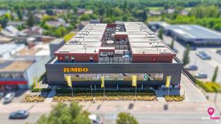 Bij ImmoFusion 7/7 "open huis": klik op onze 3D-Tour.<br /><br />Bent u op zoek naar een moderne kantoor- of handelsruimte op een uitstekende locatie? Dit instapklare pand, gelegen aan de drukke Koolmijnlaan in het centrum van Heusden-Zolder, geniet van een uitstekende visibiliteit dankzij de grote raampartijen en biedt bovendien ruime parkeermogelijkheden.<br /><br />Via de privé-inkomhal bereikt u een doordacht ingedeelde kantoorruimte met een centrale onthaalbalie, twee aparte burelen, een ruime vergaderzaal, een keuken en een aparte sanitaire ruimte met toilet. De vele raampartijen zorgen voor een aangename, lichtrijke werkomgeving.<br /><br />Pluspunten:<br /><br />- Toplocatie in het centrum van Heusden-Zolder<br />- Grote raampartijen met veel natuurlijke lichtinval<br />- Moderne en instapklare kantoorruimte<br />- Ruime parkeermogelijkheden<br />- Huurprijs: € 1.100/maand + € 100 vaste kosten<br /><br />Maatregelen opgenomen in het Maatregelenregister: nee<br /><br />Voor een bezichtiging ter plaatse of meer info, bel ons op 078/78.78.70, of kom gerust langs op ons kantoor. U bent steeds van harte welkom!