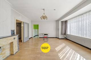 Op zoek naar een renovatieproject met tal van mogelijkheden aan de kust? <br />Dit gelijkvloers appartement, gelegen in een rustige omgeving van Oostende, biedt een uitstekende basis voor eigen woonst of investering.<br /><br />Het appartement beschikt over een inkomhal met ingemaakte kast. De lichtrijke woonkamer biedt voldoende ruimte voor een gezellige leefruimte en geeft toegang tot de keuken, die voorzien is van een spoelbak, dampkap en elektrische boiler.<br /><br />Verder zijn er twee volwaardige slaapkamers, een badkamer met lavabo, toilet en douchecabine, en een praktische berging.<br /><br />Dankzij de ligging op het gelijkvloers en de aanwezigheid van een gemeenschappelijke fietsenberging is dit appartement gemakkelijk toegankelijk en praktisch ingedeeld.<br /><br />Dit appartement vormt een unieke kans om het volledig naar eigen smaak en hedendaagse normen in te richten.<br /><br />Interesse? Contacteer ons en ontdek de mogelijkheden!