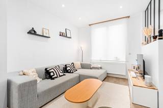 [[ DIT PAND NEEMT DEEL AAN DE ERA OPEN HUIZEN DAG OP 6/12 VAN 16:00 TOT 17:00 ]] 
<p>Te koop: instapklare gesloten woning in Grimbergen, gelegen in een rustige residentiële straat met vlotte bereikbaarheid.</p><p>Deze charmante woning uit begin 20ste eeuw combineert karakter met hedendaags comfort. Dankzij de zuid georiënteerde tuin geniet u de hele dag van zon en licht, ideaal voor ontspanning of gezellige momenten met familie en vrienden. De ligging in een rustige buurt biedt een aangename woonomgeving, terwijl winkels, scholen en openbaar vervoer snel bereikbaar zijn.</p><p><br /></p><p>Belangrijkste ruimtes:</p><p>• Woonkamer (27 m²) met veel lichtinval</p><p>• Keuken (20 m²) uitgerust met inductiekookplaat, vaatwasser, koelkast, diepvries, microgolfoven en dubbele spoelbak</p><p>• Badkamer (6 m²) met ligbad, dubbele wastafel, toilet en douche</p><p>• Douchekamer (3,5 m²) met inloopdouche en wastafel in meubel</p><p>• 3 slaapkamers (13 m², 8 m² en 26 m²)</p><p>• Kelder (52 m²) met wasruimte, ketelruimte en aansluitingen voor wasmachine en droogkast</p><p>• Inkomhal (4,4 m²)</p><p>• Apart toilet met handenwasser</p><p><br /></p><p>Troeven:</p><p>• Instapklare woning</p><p>• Zuid georiënteerde tuin</p><p>• Rustige residentiële ligging met vlotte bereikbaarheid</p><p><br /></p><p>Neem vandaag nog contact op met uw ERA-makelaar Charlotte Eeraerts voor een bezoek via via +32 2 335 11 12.</p><p>JOUW DROOMHUIS. ZO GEVONDEN!</p>