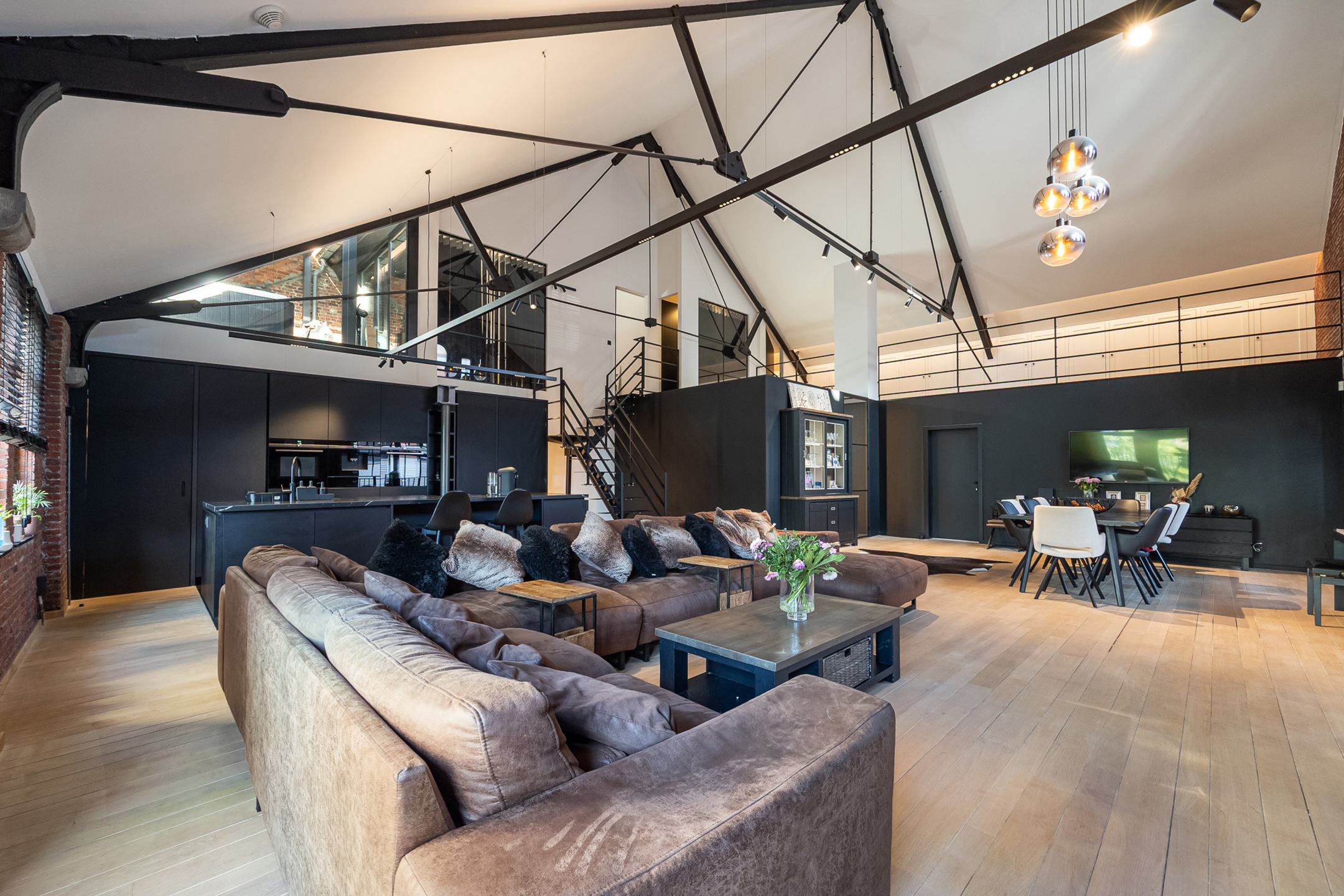 ANTWERPEN - Uniek loft appartement in historisch pakhuis! - foto 2