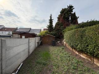 Deze gezellige woning bevindt zich in het levendige centrum van Zaventem. Net om de hoek van het cultureel centrum De Factorij, winkels, restaurants en openbaar vervoer zorgen ook voor een fijne leefsfeer! De inkomhal geeft toegang tot de kelder maar ook tot de living met aansluitend de eetkamer en een mooie ruime lichtrijke ingerichte keuken. Achteraan kan u nog de badkamer vinden. Aansluitend aan de keuken loop je van de veranda door naar een leuk stadstuintje met tuinhuis! Op de eerste verdieping geeft de hal toegang tot 2 mooie ruime slaapkamers en via een vaste trap ook toegang tot de zolderverdieping met momenteel een zeer ruime kamer die eventueel kan opgesplitst worden tot 2 aparte kamers. De woning vraagt wat handige liefde maar dan kan je er alvast een pareltje van maken! Wenst u een bezoek of meer informatie? Contacteer mij via 0486 43 49 08 Daphne van Sherwin Immo +