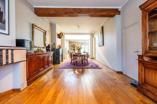 Dans le passé, ce bâtiment spacieux et polyvalent servait de bureau d'assurance et, auparavant, de cabinet médical avec pharmacie. Aujourd'hui, il offre des possibilités infinies : une salle de pratique élégante avec entrée et salle d'attente séparées, mais aussi l'emplacement idéal pour un espace commercial avec une maison arrière confortable.Disposition :Rez-de-chaussée :- Hall d'entrée impressionnant- Grand espace polyvalent (70,20 m²), idéal pour un magasin, un cabinet ou un bureau- Cuisine entièrement équipée (30,40 m²) avec lave-vaisselle, réfrigérateur américain avec congélateur et machine à glaçons, four à convection, micro-ondes et double évier en acier inoxydable- Bureau (15,75 m²) et salle d'attente (6,90 m²), également accessibles par une porte d'entrée séparée- Toilettes séparées pour les invités- Garage/cabanon très spacieux (80 m²) avec porte sectionnelle et espace de travail supplémentaire- Jardin paysager (447 m²) avec terrasse ensoleillée, jacuzzi et cuisine extérieure luxueuse équipée d'un barbecue Grandhall et d'une plaque de cuisson au gaz naturel- Toilettes extérieures supplémentaires- Premier étage :Hall de nuit- Trois bureaux ou salles de réunion séparés (36 m² — 22,20 m² — 8,40 m²)- Salle de bain avec douche, baignoire et double vasque avec armoire à glace (11,30 m²)- Buanderie pratique avec placards intégrés (10,35 m²)Deuxième étage :- Spacieuse salle polyvalente (88 m²), actuellement équipée en salle de sport avec kitchenetteSous-sol :-Cave (à vin) sèche et spacieuse (36 m²)Avantages supplémentaires :- 24 panneaux solaires (4 800 Wp) et borne de recharge pour voitures électriques- Chaudière à pompe à chaleur connectée à des panneaux solaires pour l'eau chaude sanitaire- Puits d'eau de pluie (9 000 L) disponible- L'électricité est conforme