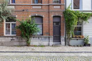 OPENHUISDAG - ZATERDAG 10 OKTOBER - 10U-12U
Gelegen in een rustige éénrichtingsstraat nabij het centrum van Gent treffen we deze instapklare, lichtrijke rijwoning aan.
De woning heeft de volgende indeling: inkomhal met vestiaire, lichtrijke woon- en eetkamer, volledig ingerichte keuken, badkamer met lavabo, douche en toilet en een veranda.
Op de eerste verdieping zijn er twee ruime slaapkamers, derde slaapkamer op de tweede verdieping, en een zolder met mogelijkheid tot inrichten als volwaardige vierde slaapkamer.
De woning beschikt ook over een grote, droge kelder en een groene stadstuin.
Troeven: perfect instapklaarinstapklaar, locatie (gelegen in een buurt met nieuwe horecazaken, parken,...) vlakbij station Gent - Dampoort en op fietsafstand van het historische centrum Gent.
Renovatieverplichting: nee.
Voor meer informatie of een bezoek kan u terecht bij Sander Dejonghe via sander@vastgoeddejonghe.be, Evy Dhondt via evy@vastgoeddejonghe.be of Inias Leten, Inias@vastgoeddejonghe.be
Alle dossierstukken kan u downloaden op onze website: www.vastgoeddejonghe.be