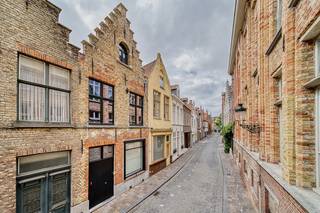 Brugge centrum,op wandelafstand van de Markt en Lange Rei, RECENT GERENOVEERD 18 é EEUWS BRUGS HUIS met zonnige stadspatio, 3 slaapkamers. Prachtig...