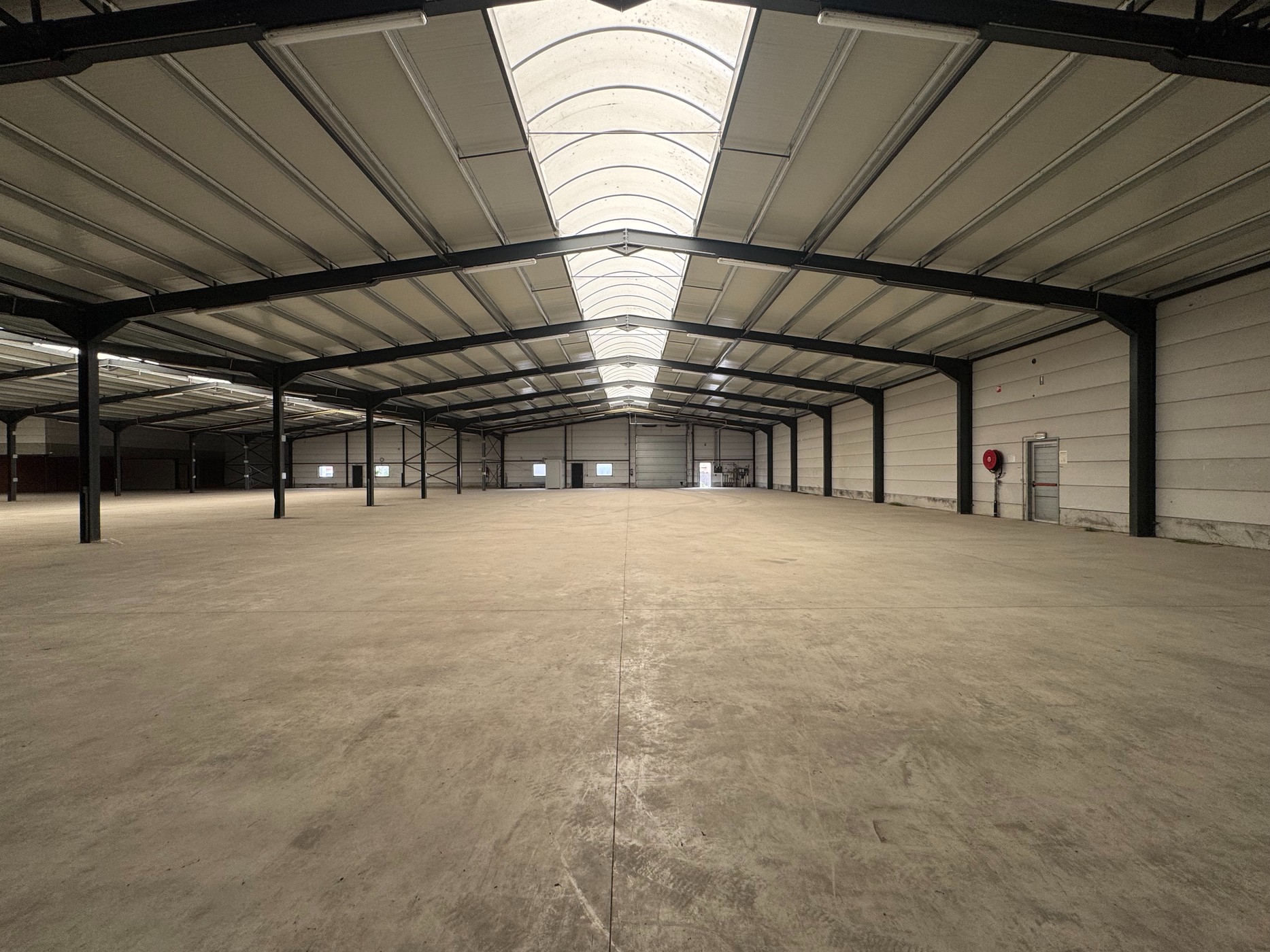 Ruim magazijn van 3.500 m² nabij de E40 en R4 - foto 5