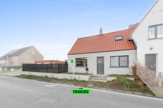 IMMO FRANCOIS MEETJESLAND PRESENTEERT Paterstraat 29!<br /><br />WIJ VERWIJZEN U VOOR ALLE INFO &amp; DOCUMENTEN GRAAG DOOR NAAR ONZE WEBSITE: IMMOFRANCOIS.BE.<br /><br />WENST U EEN GRATIS EN VRIJBLIJVENDE VERKOOPSANALYSE MET WAARDEBEPALING VAN UW EIGENDOM? TOM KOMT GRAAG BIJ U LANGS!<br /><br />Deze charmante halfopen bebouwing in de Paterstraat 29 te Zomergem is gelegen in een rustige en landelijke omgeving, terwijl je toch geniet van een vlotte verbinding richting Gent en Eeklo via de nabijgelegen N9. Bovendien bevinden winkels en andere voorzieningen zich op korte afstand, wat het dagelijkse comfort aanzienlijk verhoogt.<br /><br />De woning werd de voorbije jaren grondig gerenoveerd en biedt de mogelijkheid om de laatste afwerkingen volledig naar eigen smaak te realiseren. Zo werden onder meer het dak, de ramen, de keuken, de badkamer en de verwarmingsinstallatie vernieuwd, wat zorgt voor een solide en hedendaagse basis. Hierdoor hoef je in de nabije toekomst geen grote kosten meer te verwachten.<br /><br />Bij het betreden van de woning kom je terecht in een lichtrijke en gezellige leefruimte die naadloos overgaat in de open keuken. Deze keuken is uitgerust met alle moderne comfort. Aansluitend bevindt zich een praktische berging met aansluitingen voor de wasmachine.<br /><br />Op het gelijkvloers bevindt zich tevens de volledig vernieuwde badkamer, ingericht met een wastafel, toilet en een ruime inloopdouche. De eerste verdieping herbergt een volwaardige slaapkamer en een kinderkamer.<br /><br />Buiten geniet je van een aangename, zonnige tuin met terras. Daarnaast beschikt de woning over een dubbele garage en een ruime oprit, wat zorgt voor voldoende parkeergelegenheid.<br /><br />Ben je op zoek naar een charmante, gerenoveerde woning met een landelijke ligging en tal van mogelijkheden? Aarzel niet en contacteer Tom Verstringe van Immo Francois Meetjesland voor meer informatie of een bezoek ter plaatse!<br /><br />GRAAG ALS EERSTE OP DE HOOGTE VAN ONS AANBOD? <br /><br />1) BEZORG ONS UW ZOEKVOORKEUREN EN WE HOUDEN CONTACT, <br /><br />2) VOLG @IMMOFRANCOISMEETJESLAND VIA INSTAGRAM<br /><br />