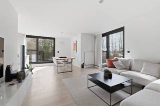 <p><strong><span>MODERN EN ENERGIEZUINIG APPARTEMENT MET 2 SLAAPKAMERS, TERRAS, BERGING EN AUTOSTANDPLAATS TE HUUR IN HASSELT</span></strong></p>
<p><span>Op een uitstekende locatie aan de Genkersteenweg in Hasselt bevindt zich dit moderne en instapklare appartement van 86 m², gebouwd in 2010. Dankzij de centrale ligging geniet u van een vlotte bereikbaarheid, terwijl alle dagelijkse voorzieningen, winkels, openbaar vervoer en belangrijke invalswegen zich in de onmiddellijke omgeving bevinden.</span></p>
<p><span>Het appartement beschikt over een ruime en lichtrijke leefruimte, een volledig uitgeruste keuken, twee comfortabele slaapkamers en een verzorgde badkamer. Aan de achterzijde van het gebouw bevindt zich een aangenaam privéterras waar u in alle rust kunt genieten van het buitenleven.</span></p>
<p><span>Ook op vlak van energiecomfort scoort deze woning uitstekend. Met een EPC-label B woont u niet alleen comfortabel, maar houdt u ook uw energiekosten onder controle. Bovendien zijn een privatieve autostaanplaats en een praktische berging inbegrepen, wat het wooncomfort compleet maakt.</span></p>
<p><span>Bent u op zoek naar een recent, energiezuinig appartement op een centrale ligging in Hasselt? Dan is deze woning absoluut een bezoek waard.<br /><br />Mail ons op info@momentumvastgoed.be voor een bezoek ter plaatse.<br /><br /></span></p>
