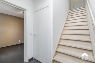 <p>Een fijne woning om je meteen thuis in te voelen! Deze moderne eengezinswoning uit 2010 is netjes afgewerkt en staat klaar voor het volgende gezin of stel. Prima ligging aan de rand van het centrum van Dadizele – rustig en toch heel dicht nabij alle voorzieningen en invalswegen.<br /> </p>
<p><strong>Wat je krijgt:</strong></p>
<p>De woning ontvouwt zich vanaf een sfeervolle inkomhal naar lichtrijke leefruimtes waar je graag vertoeft. De leefruimte kan bestaan uit een bureau, woonkamer én eetkamer, een aangenaam geheel met uitzicht op de tuin – ideaal voor gezelligheid. De keuken is functioneel ingedeeld, en er zijn drie volwaardige slaapkamers (waarvan één met aansluitend dakterras), een badkamer waar je kan douchen én een bad nemen, aparte toiletten en bergingen boven en beneden. Een garage met sectionaalpoort maakt het geheel compleet en zorgt ervoor dat er meer dan voldoende berging is. Buiten sluit het terras naadloos aan op een gezellige tuin met uitweg achteraan via een poort.<br /> </p>
<p><strong>De troeven &#127919;</strong></p>
<p>Energiezuinig (EPC B) • Elektriciteit confrom • Geen asbest • Tuin (110 m²) met praktische poortuitgang • Regenwaterput (10.000 L) voor verstandig watergebruik • Waterontkalker aanwezig</p>
<p>Dit is een woning waar je comfortabel huist en kunt sparen op energie- en waterverbruik – praktisch én zuinig. &#128167;✨<br /> </p>
<p><strong>Klaar voor je volgende hoofdstuk?</strong><br />Bel je ERA-makelaar – we regelen graag een bezoek!<br /> </p>
<p>JOUW DROOMHUIS. ZO GEVONDEN! &#128273;</p>