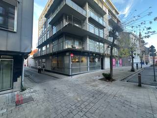 Op een toplocatie langs de Rijselsestraat in Kortrijk, één van de belangrijkste invalswegen  en uitgevend op de Grote Markt, bevindt zich dit ruime...