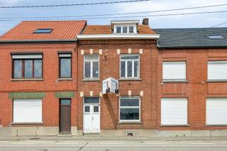 Via de inkomhal betreed je de woonkamer, die aansluit op de eetkamer, de keuken en de praktische bijkeuken. Op het gelijkvloers bevinden zich tevens een gastentoilet en een ruime multifunctionele achterruimte die tal van mogelijkheden biedt.<br /><br />Op de eerste verdieping zijn er 2 volwaardige slaapkamers en een badkamer, uitgerust met een lavabo, ligbad en toilet.<br /><br />De tweede verdieping beschikt over een ruime derde slaapkamer en een aparte bergruimte.<br /><br />Een groot pluspunt is de erfdienstbaarheid om het perceel te bereiken, rechts van nummer 162.<br />In de tuin hebben we nog 2 ruime garages. <br /><br />Technische informatie:<br />* EPC-label F (renovatieverplichting van toepassing).<br />* De elektrische installatie is niet conform <br />* De woning is niet-asbestveilig.