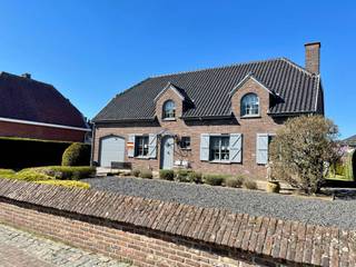 Charmante, authentieke gezinswoning met 4 slaapkamers en groene tuin nabij centrum Peer<br /><br />Op een gunstige ligging, net buiten het centrum van Peer, bevindt zich deze charmante en authentieke woning boordevol karakter. Dankzij de vlotte verbindingen en de nabijheid van scholen en winkels vormt deze woning de ideale thuisbasis voor gezinnen.<br /><br />De woning straalt meteen warmte en gezelligheid uit. Op het gelijkvloers geniet u van een aangename leefruimte, bestaande uit een woonkamer en eetkamer waar het heerlijk vertoeven is. De keuken sluit hier mooi op aan en biedt mogelijkheden om ze naar eigen smaak in te richten. Verder vindt u op deze verdieping nog een handige berging, een apart toilet en een garage.<br /><br />Op de eerste verdieping zijn er maar liefst vier slaapkamers, ideaal voor een gezin of voor wie extra ruimte zoekt voor een bureau of hobbykamer. Daarnaast is er een badkamer, een extra berging en een tweede toilet.<br /><br />Ook beschikt de woning over een kelder die voor extra opbergruimte zorgt.<br /><br />Buiten geniet u van een aangename, groene tuin waar rust en privacy centraal staan – perfect om te ontspannen of te genieten van het buitenleven.<br /><br />Een ideale woning voor wie op zoek is naar ruimte, charme en een goede ligging. Kom gerust zelf de sfeer ontdekken!<br /><br />Voor meer info, vragen of om een bezichtiging in te plannen, kan u contact opnemen via 0479/56.35.66.