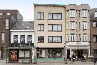 Appartementsgebouw op top-locatie te koop!Dit gebouw bestaat uit 3 x 3-slaapkamer appartementen met lift.Het gebouw is ideaal gelegen op...