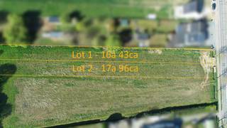 Zoekt u een centraal gelegen bouwgrond met gunstige zuidwest oriëntatie, vlotte bereikbaarheid en groen zicht achteraan? Dan zal deze u zeker en vast bekoren!
Deze bouwgrond bevindt zich op de verbindingsweg N9 te Affligem nabij winkels/warenhuizen, openbaar vervoer en op 7min van het op- en afrittencomplex Affligem en Ternat. Deze is geschikt voor halfopen bebouwing of samenvoegbaar met lot 1 voor open bebouwing. Volgend volume mag gebouwd worden: Lot 2 - gelijkvloers 7m breedte op 15m diepte = 105m² - op de verdieping 7m breedte op 12m diepte = 84m² (totaal van 189m²) met nog mogelijkheid tot inrichten zolder. Alle dakvormen zijn toegestaan met een helling tussen 0° en 55°. De kroonlijsthoogte bedraagt max. 6,50m, de nokhoogte van het hellend dak max. 5m. Een terras op de eerste verdieping is niet toegestaan. Inpandige garages zijn toegelaten, alsook een bijkomende carport van max. 20m² langs de woning. Voor verdere info aarzel niet ons te contacteren via affligem@immoaccenta.be.