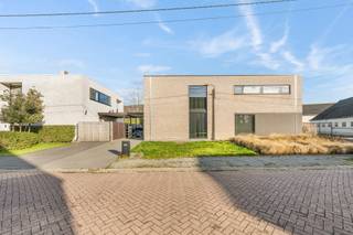 Energieneutrale (EPC-label A+), instapklare gezinswoning met 3 slaapkamers, badkamer en carport, gelegen in een rustige doodlopende...