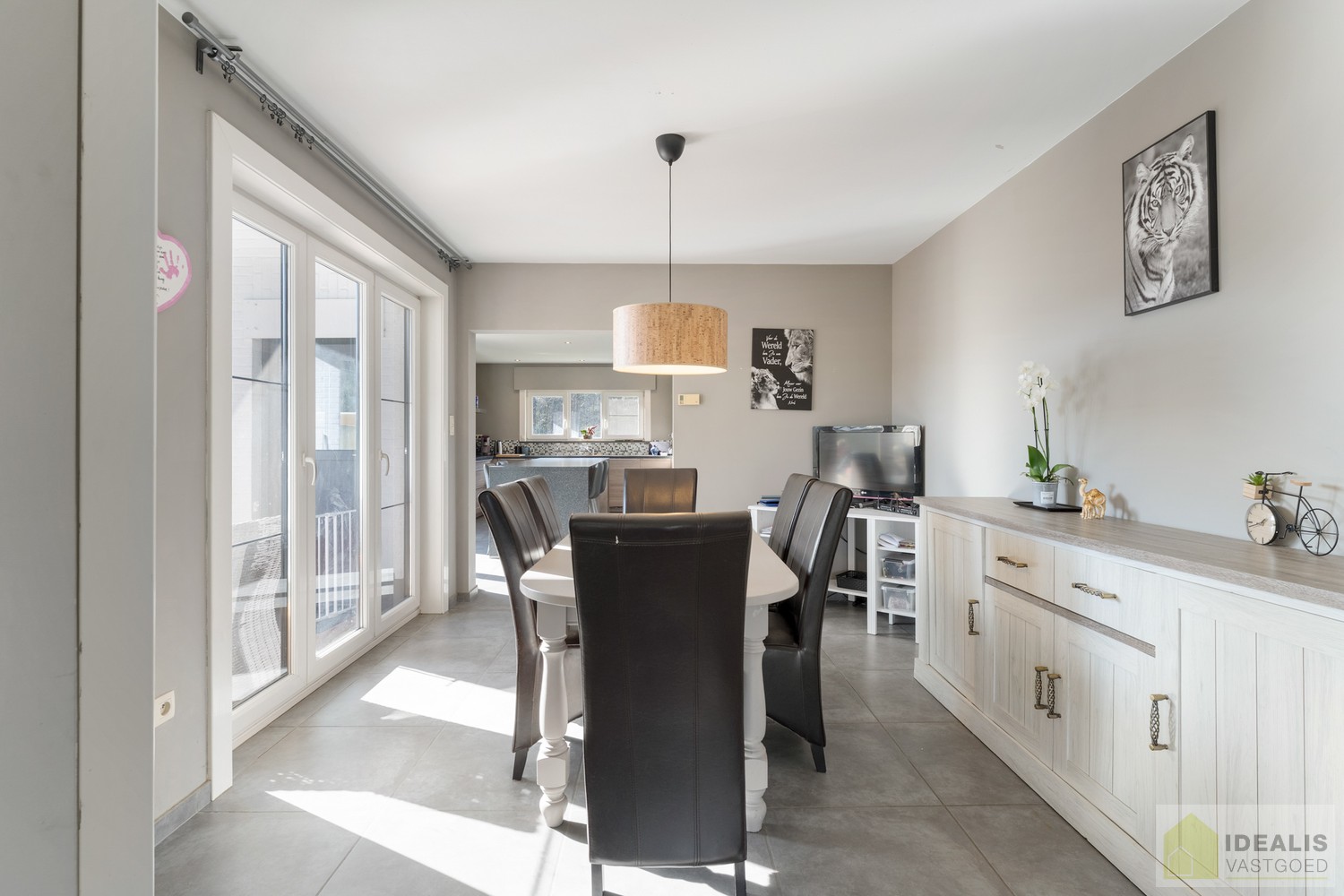 IDEALIS VASTGOED - CHARMANTE INSTAPKLARE GEZINSWONING MET EEN LICHTRIJKE LEEFRUIMTE, MODERNE OPEN KEUKEN MET KOOKEILAND, 3 RUIME SLAAPKAMERS EN BADKAMER. DE WONING IS GELEGEN OP EEN PRACHTIG PERCEEL VAN 12A 68CA! Deze knappe bungalow omvat een aangename 1 - foto 4