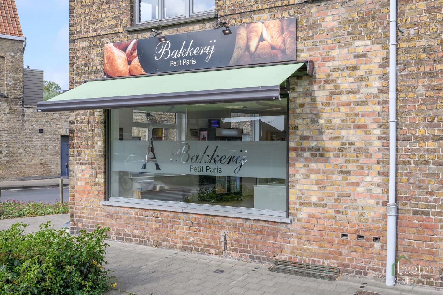 VEURNE: Verkoop van de gekende zaak bakkerij Petit Paris, bestaande uit een gerenoveerde handelsruimte met eveneens (grotendeels) gerenoveerd woongedeelte. - foto 2