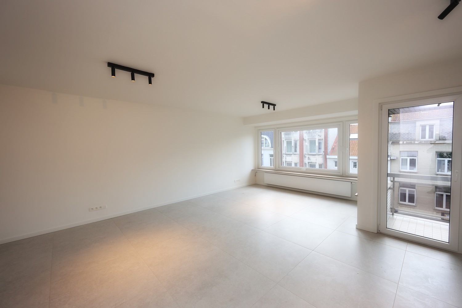 Volledig gerenoveerd appartement met 2 slaapkamers in centrum Oostende ! - foto 5