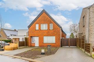 Charmante gerenoveerde woning met zuidgerichte tuin en maximale privacy in hartje Retie<br /><br />Op een rustige, uiterst gegeerde locatie vlak bij het centrum van Retie vinden we deze gerenoveerde woning. Dankzij de centrale ligging bevinden winkels, scholen en alle dagelijkse voorzieningen zich op wandelafstand, terwijl je thuis geniet van volledige rust en privacy. <br />De ideale combinatie van comfort en leefkwaliteit!<br /><br />Indeling<br /><br />Bij binnenkomst word je verwelkomd in de inkomhal die toegang geeft tot de gezellige leefruimte. De woonkamer beschikt over een zit- en eethoek en sluit naadloos aan op de volledig ingerichte keuken met alle hedendaags comfort. Aansluitend bevindt zich een aangename veranda — een perfecte plek om elk seizoen van het groen te genieten.<br /><br />Verder op het gelijkvloers is er een ruime berging/wasplaats, ideaal voor extra opslag en functionaliteit.<br /><br />Via de traphal bereiken we de eerste verdieping, waar zich drie volwaardige slaapkamers bevinden, samen met een praktische badkamer.<br /><br />Buitenruimte<br /><br />De troef van deze woning is ongetwijfeld de zuidgerichte tuin die niet alleen veel lichtinval biedt, maar ook een oase van rust en privacy vormt — ideaal voor ontspanning, tuinliefhebbers of gezellige momenten met familie en vrienden.