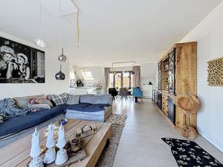 <p><span>Via de inkomhal van ca. 7 m², voorzien van een onderhoudsvriendelijke tegelvloer met parketlook, komt u in de ruime en lichtrijke living van ca. 40 m². Deze aangename leefruimte sluit naadloos aan op de open keuken van ca. 9 m², waardoor een gezellige en hedendaagse leefomgeving ontstaat.</span></p>
<p><span>De volledig ingerichte keuken beschikt over een vaatwasser, oven, keramische kookplaat, dampkap en koelkast. Aansluitend bevindt zich een praktische berging van ca. 2 m² met aansluiting voor de wasmachine.</span></p>
<p><span>De penthouse telt </span><strong><span>drie slaapkamers</span></strong><span>:</span></p>
<ul>
<li><span>Slaapkamer 1: ca. 14 m²</span></li>
<li><span>Slaapkamer 2: ca. 10 m²</span></li>
<li><span>Slaapkamer 3: ca. 8 m²</span></li>
</ul>
<p><span>Alle slaapkamers zijn voorzien van een tegelvloer met parketlook.</span></p>
<p><span>De badkamer van ca. 5 m² is uitgerust met een dubbel lavabomeubel, een comfortabele inloopdouche en toilet.</span></p>
<p><span>Een absolute troef is het </span><strong><span>ruime terras van ca. 56 m²</span></strong><span>. Hier is het heerlijk vertoeven en beschikt u over een uitzonderlijke buitenruimte die zich uitstekend leent voor een gezellige zithoek, een eettafel of een groene inrichting.</span></p>
<p><strong><span>EXTRA TROEVEN</span></strong></p>
<ul>
<li><span>Penthouse met </span><strong><span>lift</span></strong></li>
<li><span>Ruime en zonnige leefruimte</span></li>
<li><span>Volledig ingerichte open keuken</span></li>
<li><strong><span>3 slaapkamers</span></strong></li>
<li><span>Praktische berging met aansluiting voor wasmachine</span></li>
<li><span>Energiezuinig: EPC 209 kWh/m²jaar - Klasse C</span></li>
<li><span>Groot terras van ca. </span><strong><span>56 m²</span></strong></li>
<li><span>Centrale ligging in Sint-Job-in-'t-Goor</span></li>
<li><span>Scholen, winkels en openbaar vervoer vlakbij</span></li>
<li><span>Bos en natuur op wandelafstand</span></li>
</ul>
<p><span>Een </span><strong><span>carport</span></strong><span> kan afzonderlijk worden aangekocht voor </span><strong><span>€ 22.000</span></strong><span>. Daarnaast is er de mogelijkheid om een </span><strong><span>extra autostaanplaats</span></strong><span> aan te kopen voor </span><strong><span>€ 15.000</span></strong><span>.</span></p>
<p><span>Kortom: een ruime en lichtrijke penthouse met drie slaapkamers, lift en een uitzonderlijk groot terras, ideaal gelegen nabij alle dagelijkse voorzieningen én op wandelafstand van groen en natuur.</span></p>