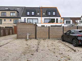 In een recente residentie in het hart van Liedekerke vinden we dit ruim en lichtrijk duplexappartement met staanplaats. Het appartement is...