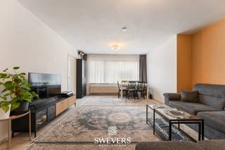 Voor meer info en foto’s, surf naar www.swevers.be – Dit gerenoveerde appartement op de eerste verdieping in Diest biedt een bewoonbare oppervlakte van 80 m² en geniet van een centrale ligging. Winkels bevinden zich op slechts 50 meter, openbaar vervoer op 170 meter en de oprit naar de snelweg ligt op 3 kilometer. Ook het historisch centrum en recreatiedomein De Halve Maan zijn vlot bereikbaar.<br />Via de inkomhal bereikt u de verschillende ruimtes. De leefruimte aan de voorzijde is aangenaam lichtrijk dankzij de brede raampartij en biedt voldoende plaats voor een gezellige zithoek en eetruimte. Aansluitend bevindt zich de aparte, praktisch ingerichte keuken met een vlotte verbinding naar de leefruimte.<br />De badkamer is centraal gelegen en uitgerust met een douche, toilet en wastafel. Verder beschikt het appartement over twee slaapkamers: een ruime master bedroom van 12 m² en een tweede kamer van 9,50 m², ideaal als kinder-, werk- of hobbykamer. Een aparte berging zorgt voor extra opslagruimte.<br />Daarnaast is er een parkeergarage voorzien, zodat uw wagen veilig en beschut staat. De algemene staat is normaal en dankzij de uitgevoerde renovaties is het appartement instapklaar. Dit maakt het zowel geschikt voor eigen bewoning als voor investering.<br />Bent u op zoek naar een goed gelegen appartement met twee slaapkamers, berging en garage in Diest? Ontdek ter plaatse de mogelijkheden tijdens een bezoek. Voor meer informatie, bel 011 255 155. Bron bewoonbare oppervlakte: EPC – verslag.