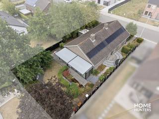 Op zoek naar een instapklare &amp; gelijkvloerse woning waar ruimte en kwaliteit centraal staan? Dan is deze smaakvol afgewerkte open bebouwing absoluut een bezoek waard. De woning beschikt over royale leefruimtes, een prachtige architecturaal aangelegde tuin en een hoogwaardige afwerking. Dit alles op een rustige ligging op wandelafstand van winkels en scholen.<br /><br />Bij het betreden van de woning komt u terecht in een ruime inkomhal met twee praktische inbouwkasten. De lichtrijke leefruimte vormt samen met de gezellige veranda het hart van de woning. De veranda is uitgerust met dubbele beglazing, automatische ventilatie en elektrische zonwering en biedt een prachtig uitzicht op de architecturaal aangelegde zuidwest-gerichte tuin met sierlijke vijvers. Ook buiten geniet u optimaal dankzij de pergola met zonwering, de barbecue met pizzaoven en de sfeervolle tuinverlichting.<br /><br />De kwalitatieve eiken keuken met duurzaam Dekton werkblad beschikt over heel wat kastruimte en is volledig uitgerust met ingebouwde toestellen. Aansluitend bevindt zich een gezellige eethoek en een praktische berging.<br /><br />Verder beschikt de woning over drie volwaardige slaapkamers met inbouwkasten, een aparte bureau of polyvalente ruimte, een stijlvolle badkamer met douche, ligbad, nieuw hangtoilet en ventilatie, evenals een ruime garage.<br /><br />Een absolute troef is de enorme zolderverdieping met een vrije stahoogte van ongeveer 2 meter. Deze biedt tal van mogelijkheden voor het creëren van extra slaapkamers, hobbyruimte of een thuiskantoor.<br /><br />Ook op technisch vlak scoort deze woning uitstekend. Zo beschikt ze over 16 zonnepanelen (5.120 kWh), een recente condenserende aardgasketel, overal dubbele beglazing, geïsoleerde buitenmuren en zoldervloer, een regenwaterput van 10.000 liter met drievoudig filtersysteem, een gekeurd alarmsysteem en een verandascreen.<br /><br />Extra troeven:<br /><br />- Open bebouwing met veel privacy<br />- Architecturaal aangelegde Zuidwest-gerichte tuin<br />- Drie slaapkamers met inbouwkasten<br />- Mogelijkheid tot extra kamers op de zolder<br />- Ruime garage, tuinhuis en fietsenberging<br />- Open haard<br />- 16 zonnepanelen<br />- EPC-label C (278 kWh/m²) – geen renovatieverplichting<br />- Asbestveilig attest beschikbaar<br />- Geen aanwijzingen van bodemverontreiniging<br />- Overstromingsscore A voor zowel perceel als woning<br />- Rustige ligging op wandelafstand van winkels en scholen<br /><br />Een woning waar ruimte en een uitzonderlijke tuin samenkomen. Ideaal voor wie zonder zorgen wil verhuizen naar een kwalitatieve gezinswoning met alle comfort en uitbreidingsmogelijkheden.
