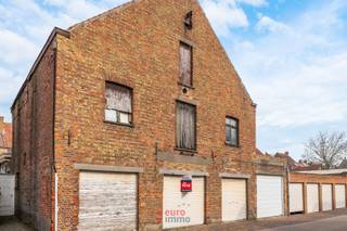 Dit oud pand met 11m façadebreedte biedt mogelijkheden tot de bouw van uw nieuwe eigendom. ...