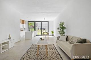 <p><span><span><span>INSTAPKLARE WONING MET 4 SLAAPKAMERS <br />Indeling: Inkomhal met gastentoilet, ruime lichtrijke leefruimte met open keuken, extra ruimte die kan dienen als bureauruimte of speelhoek. Op de eerste verdieping zijn er 2 slaapkamers en een badkamer met douche. Op de 2de verdieping zijn er nog eens 2 slaapkamers, extra toilet en berging. <br /><br />Verder is er een aangelegd terras en ruime tuinberging! <br />Voor meer info of een bezoek mail naar info@property-vastgoed.be </span></span></span></p>