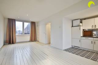 In een topstraat vlakbij het centrum van Mortsel maar toch rustig gelegen bevindt zich dit kleinschalig opbrengstgebouw met twee appartementen en...