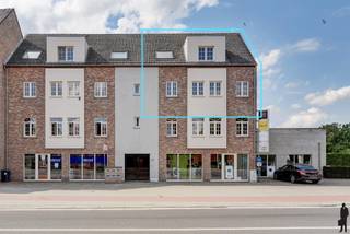 Mooi duplex appartement in het centrum van Weelde met 3 slaapkamers, 1 badkamer, keuken, wasplaats, berging en 2 buiten parkeerplaatsen. EPC B...
