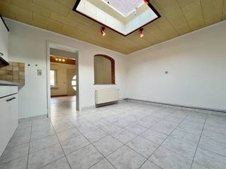 In het centrum van Poperinge vinden we deze gezellige stadswoning.Deze eigendom omvat een leefruimte met eet- en zitplaats en open ingerichte keuken,...