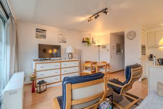 Dit zonovergoten gelijkvloers appartement is zeer gunstig gelegen in de gouden driehoek van Sint-Idesbald. Nabij zee, winkels en rust is dit halfopen appartement een perfect verblijf aan de kust. Mits opfrissing kunt u het volledig inkleden naar eigen smaak. Onder het gebouw is er mogelijkheid tot aankopen van een parkeerplaats.<br /><br />Het appartement op het gelijkvloers is ingedeeld als volgt:<br />inkom, badkamer, slaapkamer, leefruimte met open keuken en toegang tot tuin. In het kelderverdiep mogelijkheid tot aankopen van een parkeerplaats.<br /><br />Enkele troeven:<br />- Zonnige oriëntatie<br />- Halfopen appartement<br />- Gunstige ligging